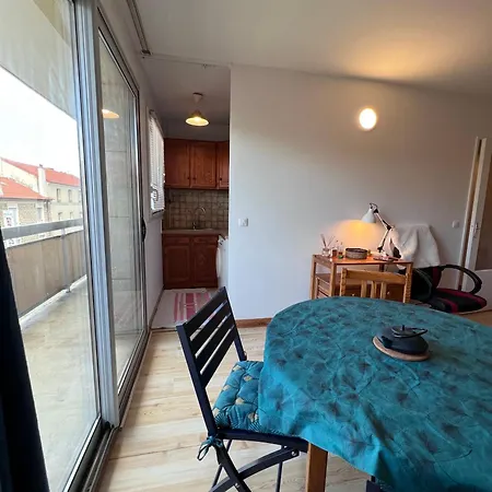 Avec Balcon A Deux Pas De Paris *