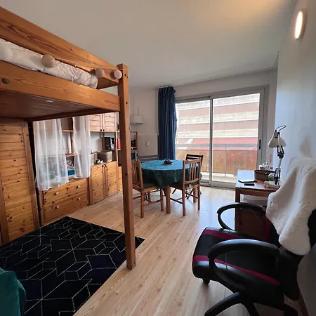 Avec Balcon A Deux Pas De Paris *